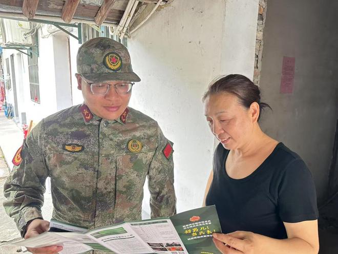 滚绣坊社区：征兵宣传点燃热血