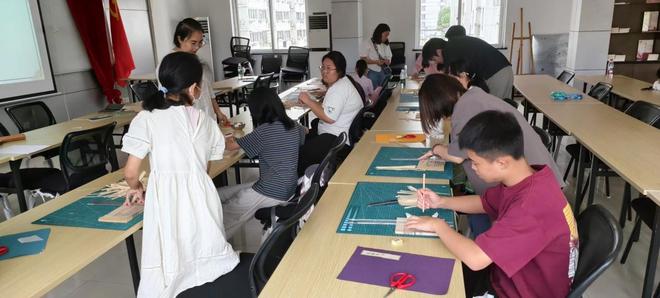 苏州博物馆非遗课堂走进娄江社区：青少年首探线装书装帧