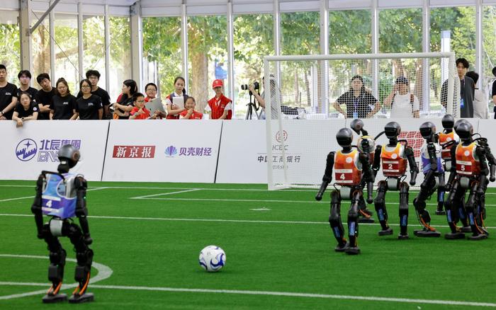 8月13日15时许，在国家速滑馆室外足球赛训基地，5v5足球预选赛正式开始。 新京报记者王子诚 摄