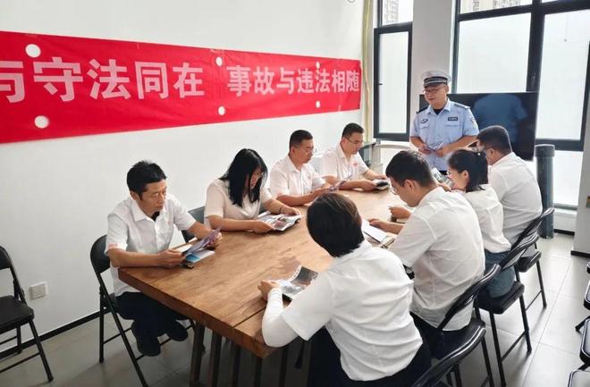 固安交警“微恳谈”走进客运企业