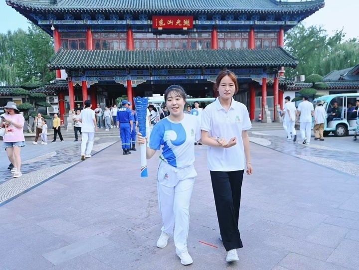 山东省最美志愿者丁姣：从漫画师到“泉炬手”，在泉水中传递希望