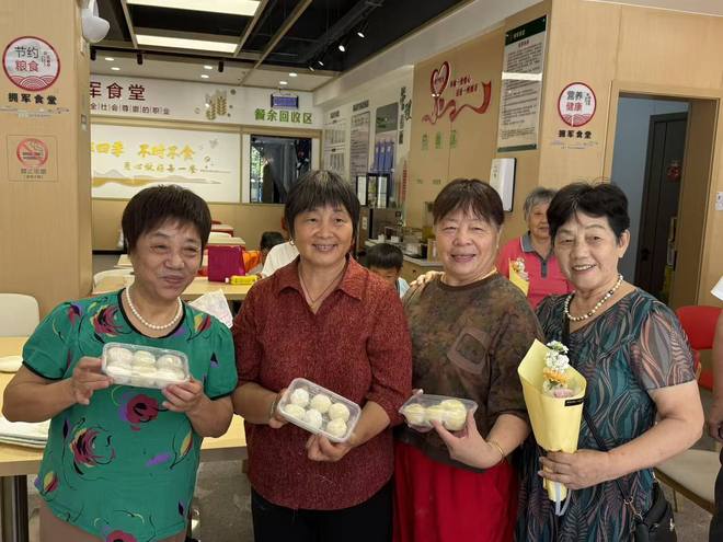 狮山横塘街道馨泰社区：老幼同乐制薯饼，七夕巧手传温情