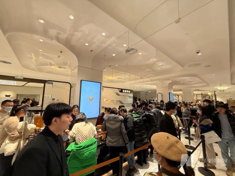 排队5小时才看到柜台，“黄金界爱马仕”卖疯，黄牛代购日赚万元