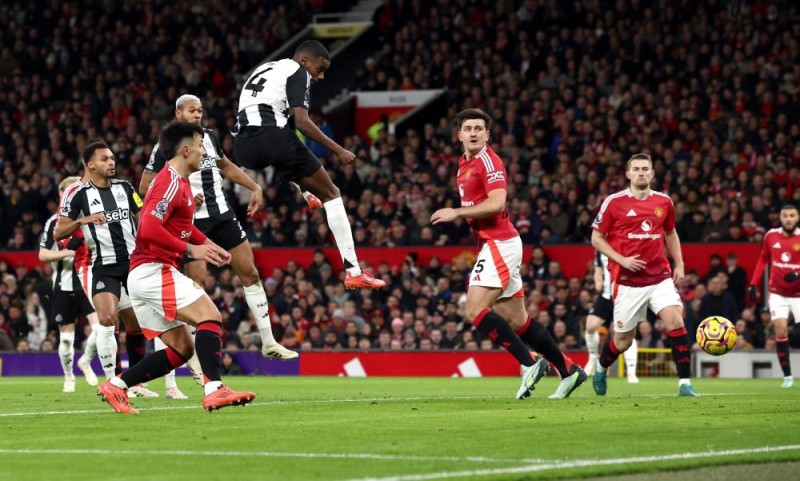 足球——英超联赛：纽卡斯尔联胜曼联